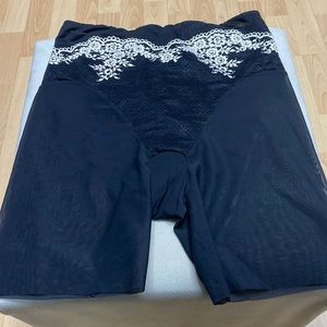 WACOAL EMBRACE LACE SIZE 6-MEDIUM  LACE / MESH SHORTY   , FAbric give stretch
